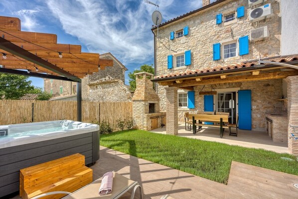 Outdoor spa tub