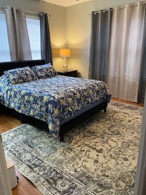 Bedroom 1 - 1 Queen bed