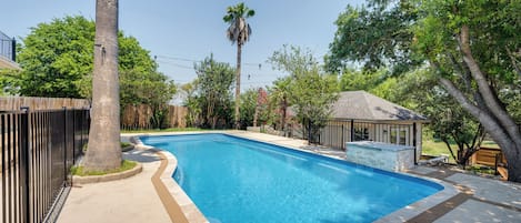 San Antonio Vacation Rental | 4BR | 2.5BA | 2,738 Sq Ft | Stairs Required