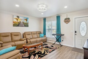 Living Room | Main Floor | Central Air Conditioning | Smart TV