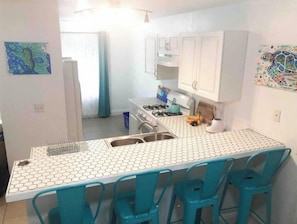 Full Kitchen w/ High top eat-in seating