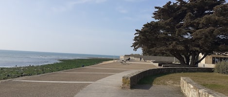 esplanade accès plage 300m de la maison 