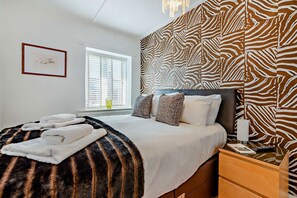 Tukes Cottage Master Bedroom - StayCotswold