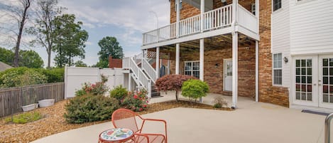 Lexington Vacation Rental | 3BR | 4BA | 2,300 Sq Ft | Steps Required to Enter