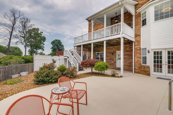 Lexington Vacation Rental | 3BR | 4BA | 2,300 Sq Ft | Steps Required to Enter