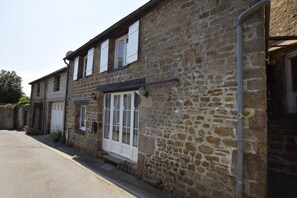 Vue extérieure du gîte et entrée principale