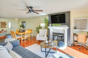 Living Room | Central Heating & A/C | Smart TV | Office Desk | Free WiFi