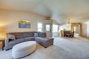 Living Room | Fireplace | Flat-Screen TV | Central Air Conditioning/Heat