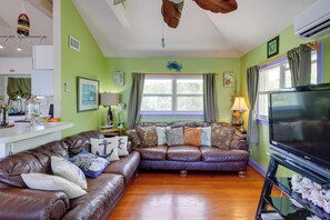 Living Room | Smart TV | Central Heat & A/C | Free WiFi | Queen Sleeper Sofa