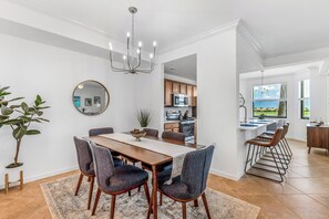 Dining Room & Breakfast Bar