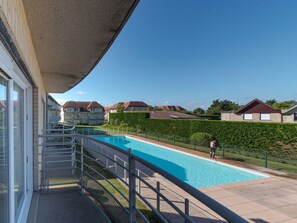 Himmel, Pflanze, Wasser, Gebäude, Schatten, Baum, Fenster, Urban Design, Schwimmbad, Grundeigentum