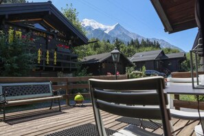 Ample sunny terrace with mountain views