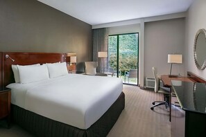 Unit with King size bed. Exact unit will be assigned upon arrival. Views, colors and decor may vary.