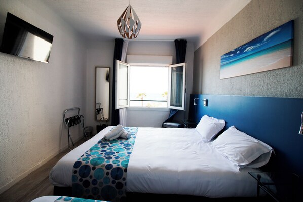 Unit with 1 double bed and 1 single bed. Exact unit will be assigned upon arrival. Views, colors and decor may vary.