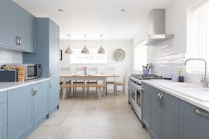 Cook with ease for the whole family in the spacious and modern kitchen.