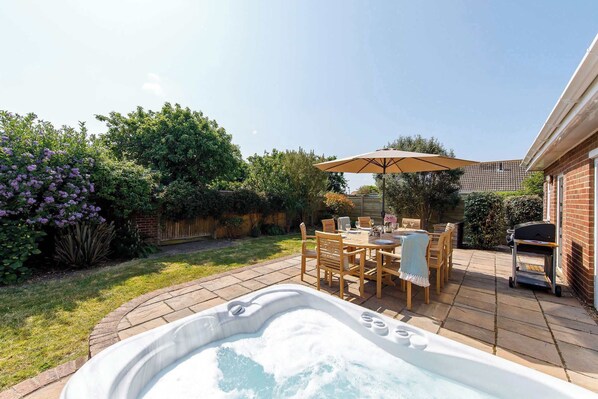 This recently refurbished, spacious home with hot tub is perfectly set up for families and friends to escape to the coast and unwind in the Witterings.