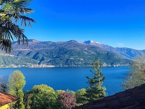 Gigantische Sicht auf den See und das gegenüber liegende Ufer