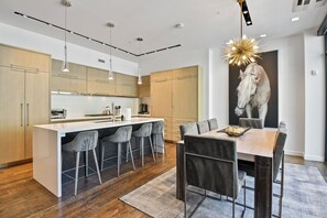 Additional seating for up to four at the breakfast bar in the kitchen.