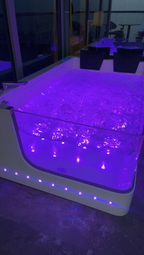 Indoor spa tub