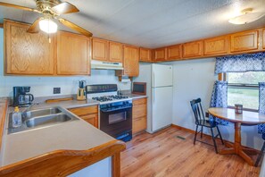 Kitchen | In-Unit Laundry | 12 Mi to Rock City Park