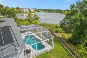 Screened in pool area with fenced yard right on a lake! 1 5 minutes to Disney