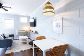 Open layout between living room, dining area, & kitchen