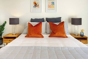 Vibrant Bedroom - Hotel Quality Queen Bed, Fluffy Cushions and Quality Linen