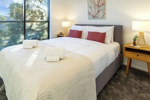 Elegant Bedroom - Hotel Quality Queen Bed, High Quality Linen, Comfortable Pillows and Fresh Towels