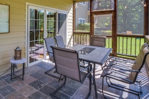 Screened Porch | 1st-Floor Condo Unit | 10 Mi to Black Rock Mountain State Park