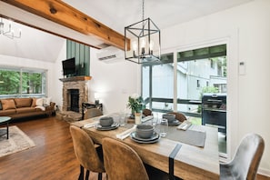 Dining/Living Area | Free WiFi | Central A/C