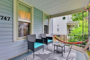 Front Porch | Interactive Games & Art On-Site | ~20 Mi to Buffalo