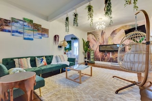 Living Room | Twin Sleeper Sofa | Free WiFi | Smart TV