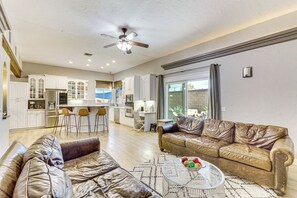 Living Room | In-Unit Laundry | 5 Mi to Indian Wells Tennis Garden