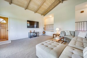 Living Room | Smart TV | Free WiFi | Ceiling Fans
