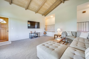 Living Room | Smart TV | Free WiFi | Ceiling Fans