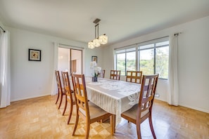 Dining Room | Dishes & Flatware Provided