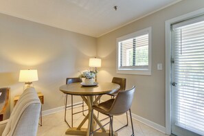 Dining Area | Dining Table | Dishware/Flatware