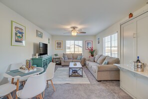 Living Room | Queen Sleeper Sofa | Queen Murphy Bed | Free WiFi | Smart TV