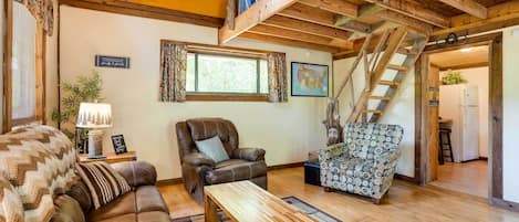 Menlo Vacation Rental | Studio | 1BA | 500 Sq Ft | 3 Steps Required for Access