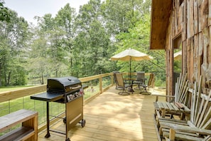 Deck | Gas Grill | Charcoal Grill | Outdoor Seating & Dining | Free WiFi