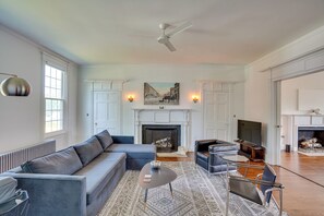Living Room | Free WiFi | Smart TV | Central A/C & Heating | Queen Sleeper Sofa