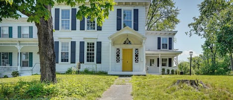 Coxsackie Vacation Rental | 3BR | 3BA | 3,000 Sq Ft | Interior Stairs Required