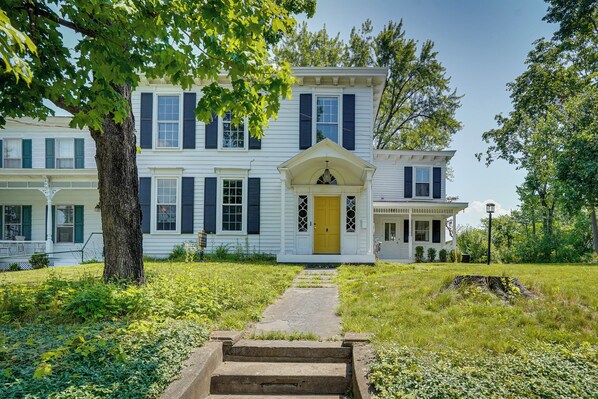 Coxsackie Vacation Rental | 3BR | 3BA | 3,000 Sq Ft | Interior Stairs Required