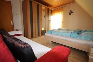 Schlafzimmer 2 mit Balkon