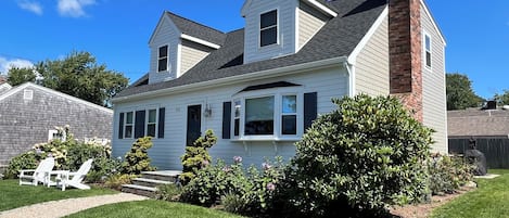 Front of the house with circular driveway. Parking for 3 cars. 