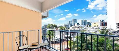 Enjoy your morning from the sunny private balcony, taking in views across Darwin’s city skyline.
