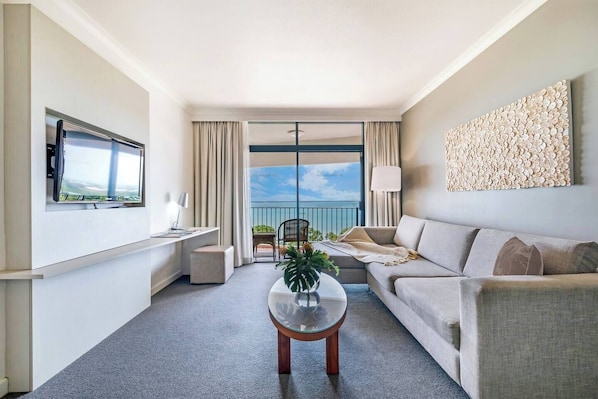 Make the most of seamless indoor outdoor living with uninterrupted ocean views out to your private balcony
