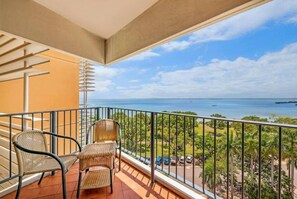 Enjoy the convenience of a private, furnished outdoor balcony overlooking Darwin Harbour, with coverage against the elements