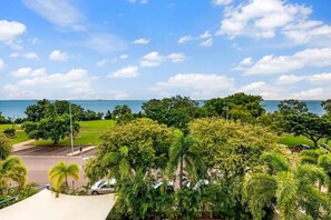 Perfectly positioned on the Darwin Esplanade, this apartment enjoys sweeping views and modern interiors to create an impressive home away from home