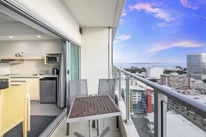A breezy, undercover balcony allows for alfresco dining alongside views of the Darwin CBD and the Arafura Sea beyond.